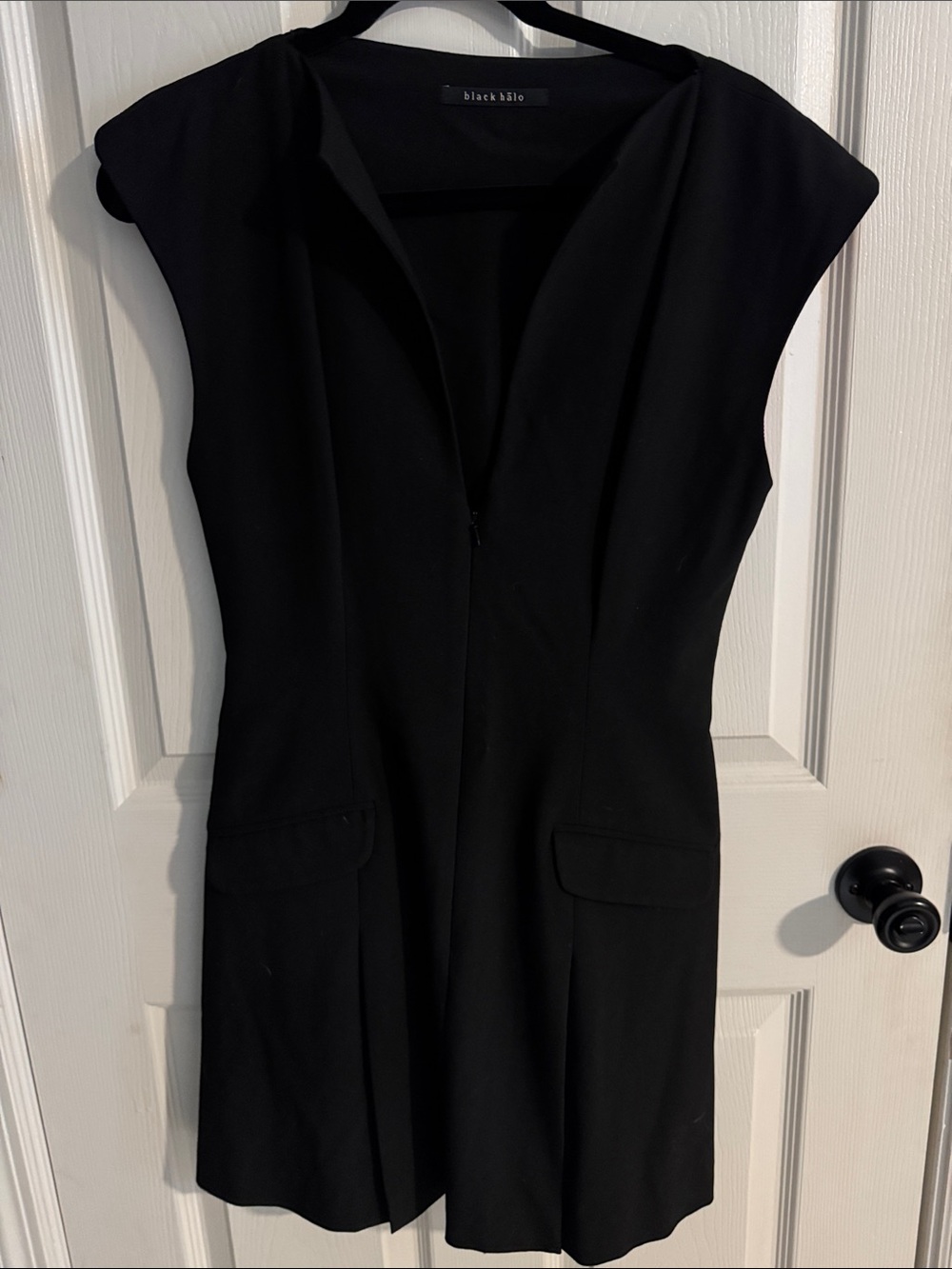 Black Halo Black Cap-Sleeve Sheath Dress with Flap Pockets No tag size-size 4